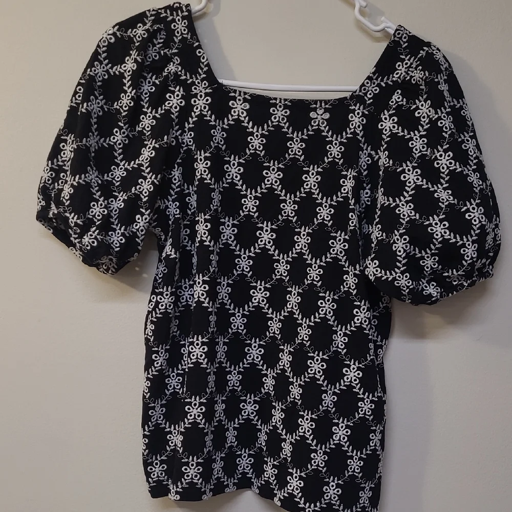 LOFT Black and White Smocked Puff Sleeve Blousefor women zise m good condition